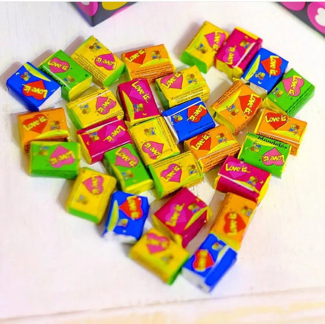 Жвачка Love is... (1 шт.)